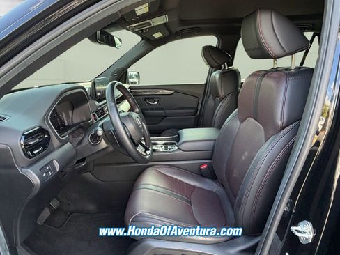 Certified 2025 Honda Pilot Black Edition image 5