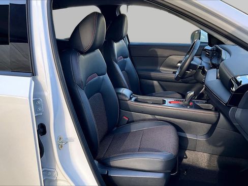 Certified 2025 Nissan Kicks SR FWD image 9