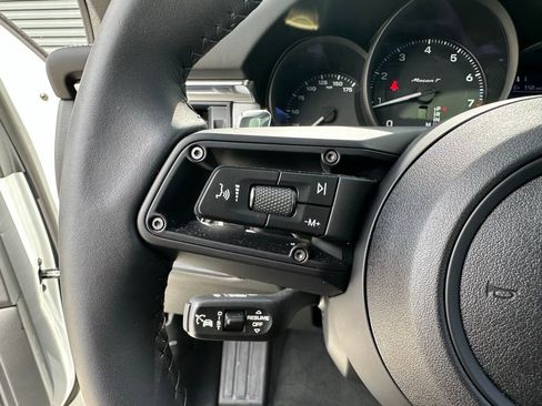 Used 2025 Porsche Macan Turbo image 17