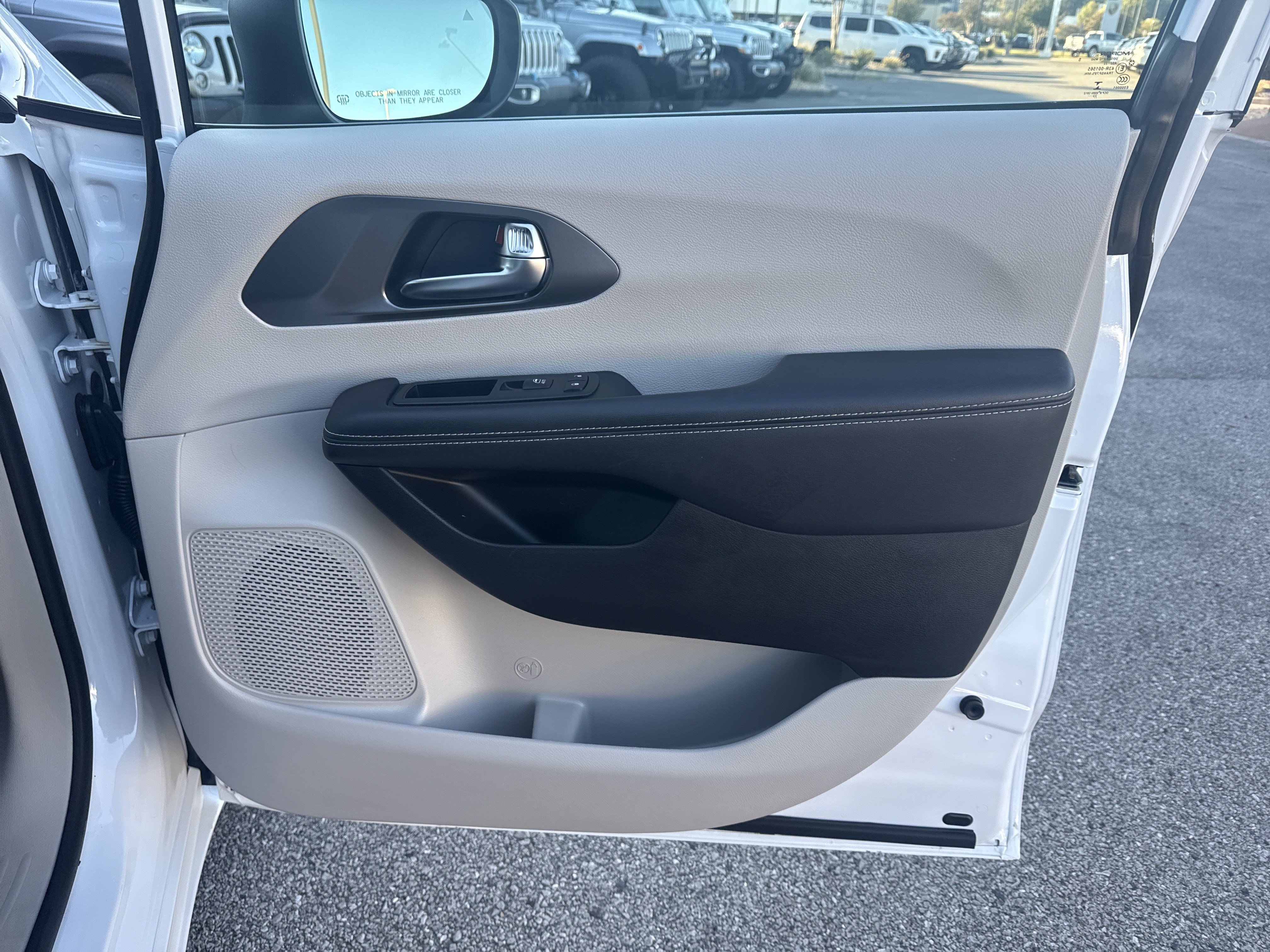 Used 2023 Chrysler Pacifica Touring-L w/ Uconnect Theater Family Group AWD/4WD image 14