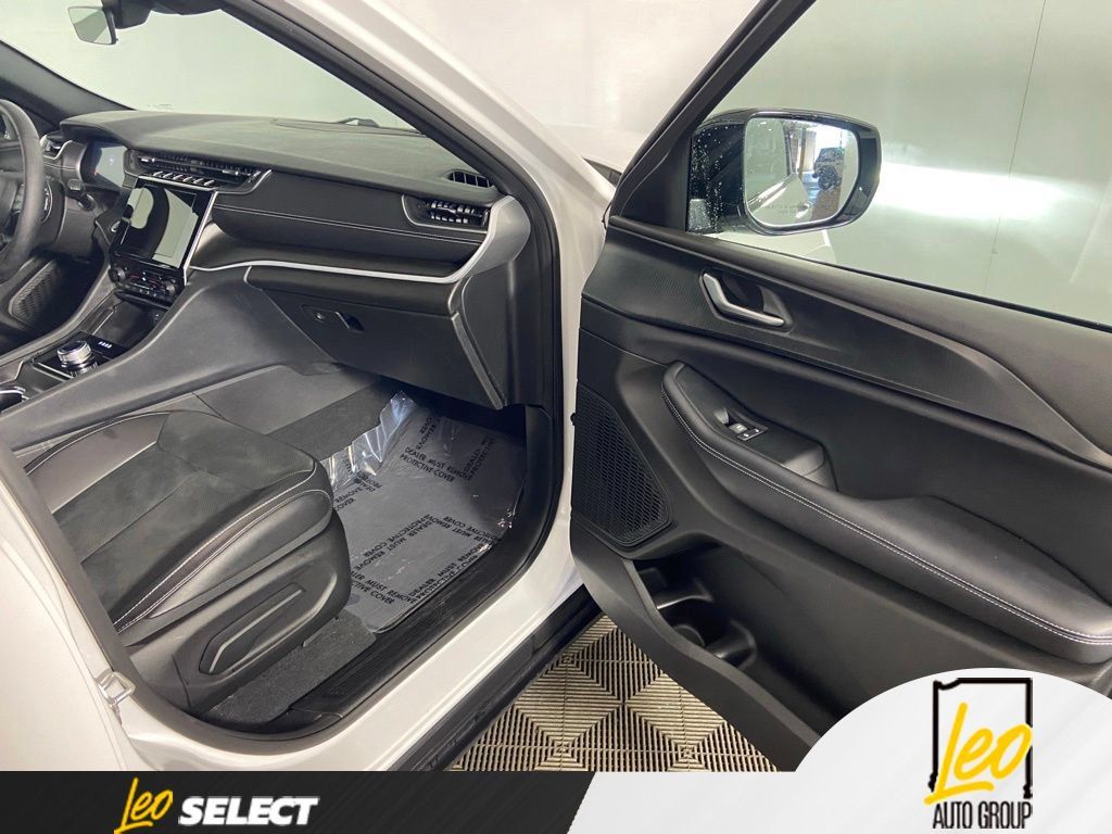 Used 2025 Jeep Grand Cherokee Altitude AWD/4WD image 17