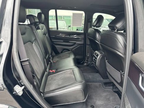 Used 2023 Jeep Grand Cherokee Altitude RWD image 20