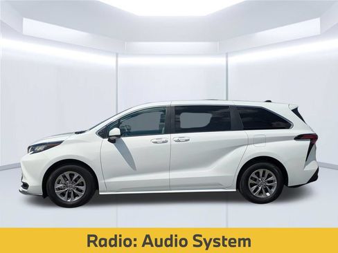 Used 2022 Toyota Sienna LE FWD image 2