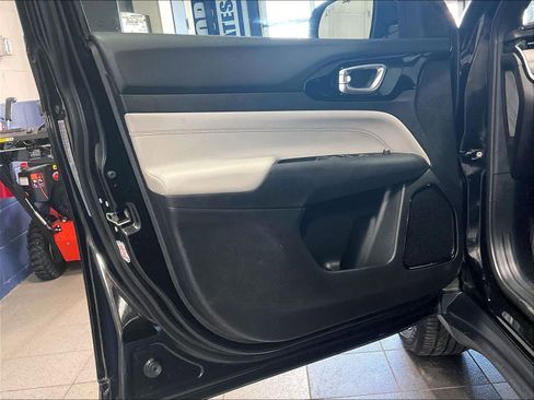 Used 2025 Jeep Compass Limited AWD/4WD image 9