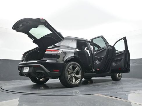 Certified 2025 Porsche Macan AWD/4WD image 27
