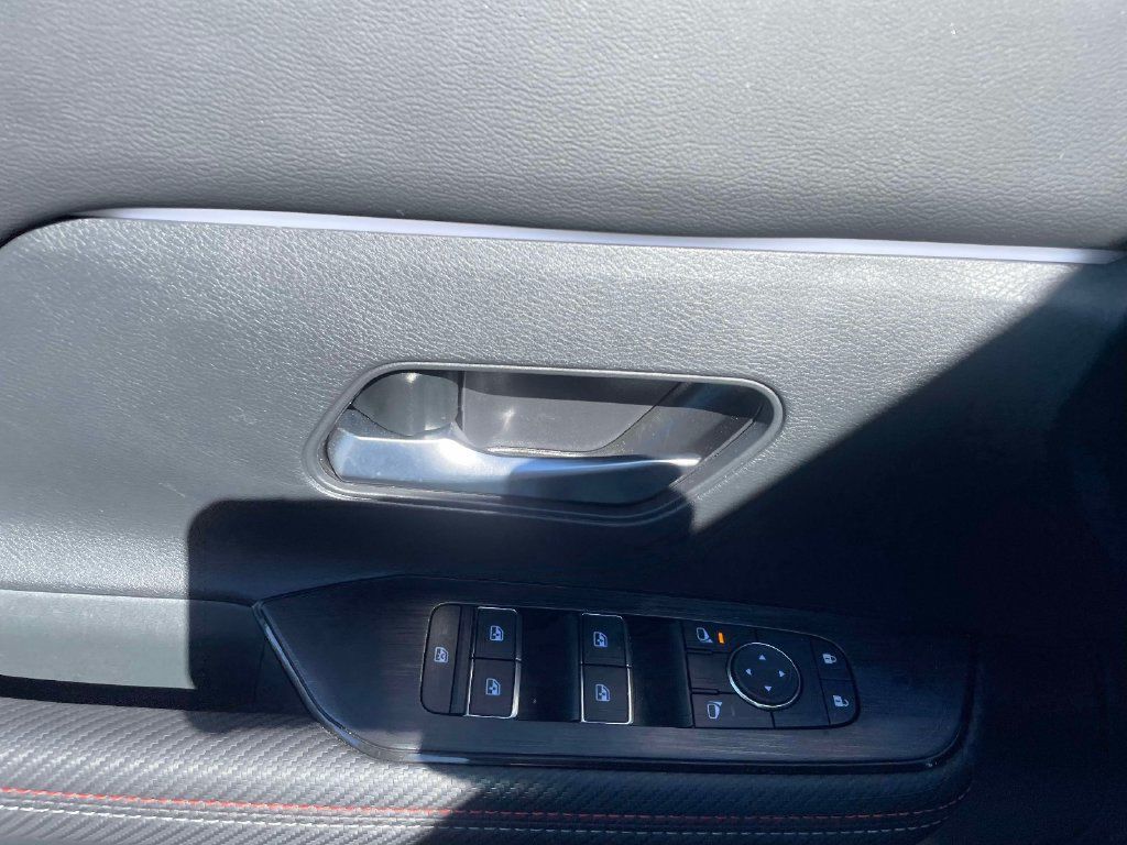 Used 2025 Nissan Kicks SR FWD image 19