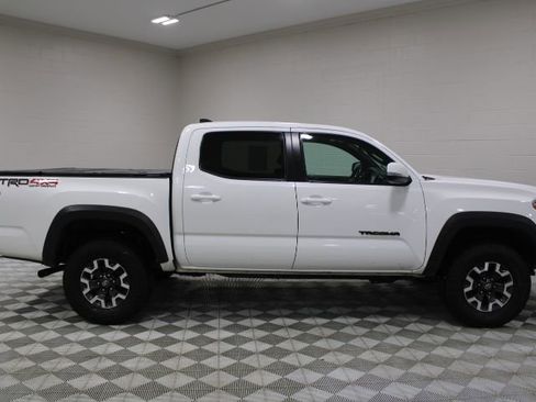 Used 2017 Toyota Tacoma TRD Off-Road w/ Premium & Technology Package AWD/4WD image 12