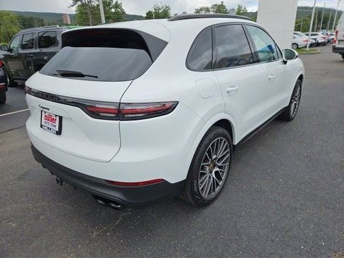 Used 2022 Porsche Cayenne Platinum Edition image 4