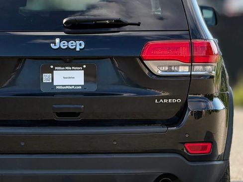 Used 2017 Jeep Grand Cherokee Laredo AWD/4WD image 14