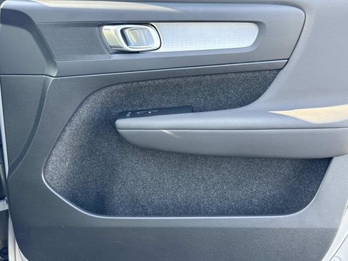 Used 2024 Volvo XC40 B5 Core image 18