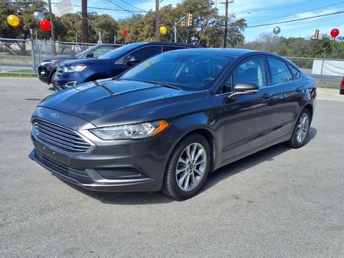 Used 2017 Ford Fusion SE FWD image 3