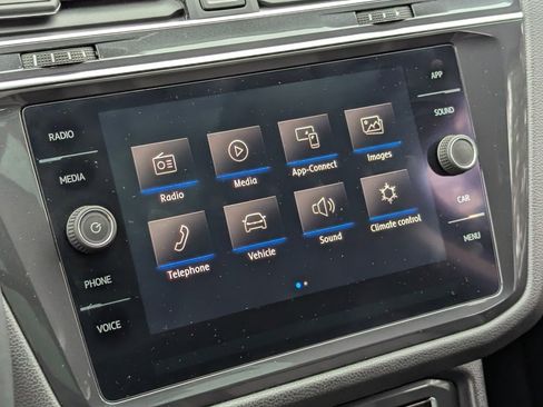 Used 2020 Volkswagen Tiguan SE w/ Panoramic Sunroof Package image 18