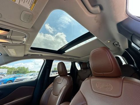 Used 2019 Jeep Cherokee Overland w/ Technology Group AWD/4WD image 21