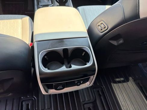 Used 2025 Kia Carnival SX w/ SX Dark Edition Package FWD image 24