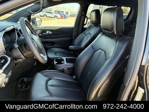 Used 2025 Chrysler Pacifica Select image 24