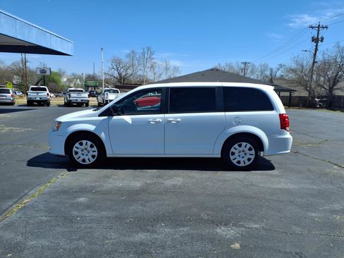 Used 2018 Dodge Grand Caravan SE image 2