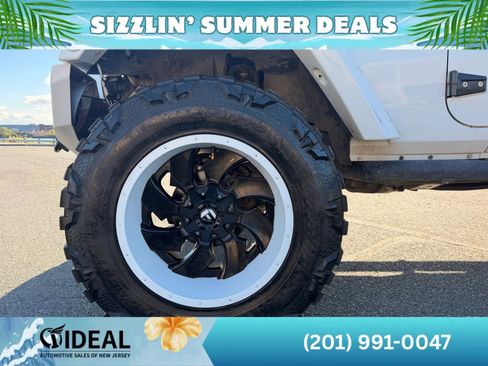 Used 2016 Jeep Wrangler Unlimited Sahara w/ Connectivity Group AWD/4WD image 12