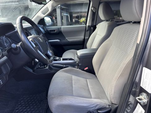 Used 2016 Toyota Tacoma SR5 AWD/4WD image 9
