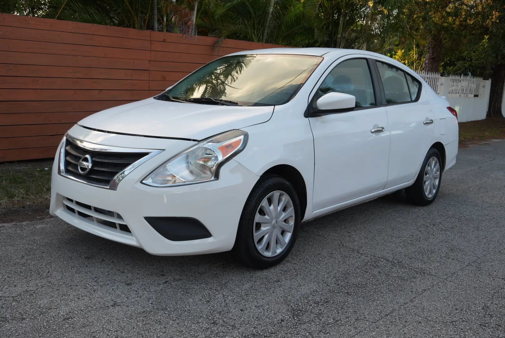 Used 2019 Nissan Versa SV FWD image 3