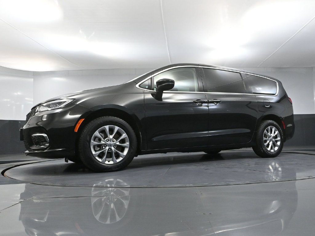 Used 2023 Chrysler Pacifica Touring-L AWD/4WD image 45