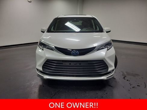 Used 2022 Toyota Sienna Platinum AWD/4WD image 3