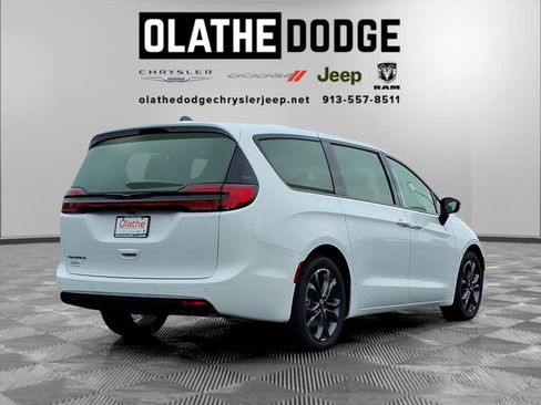 New 2026 Chrysler Pacifica Select image 7