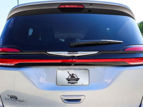 Used 2021 Chrysler Pacifica Touring-L FWD image 43