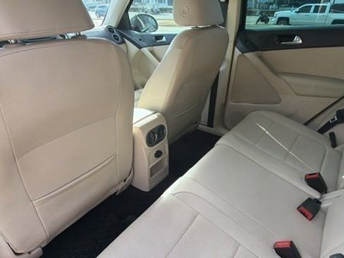 Used 2011 Volkswagen Tiguan SE image 18