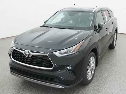 New 2026 Toyota Highlander Platinum image 3