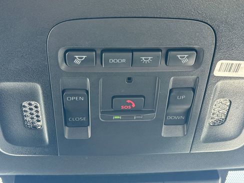 Used 2025 Toyota Camry SE w/ Convenience Package image 29