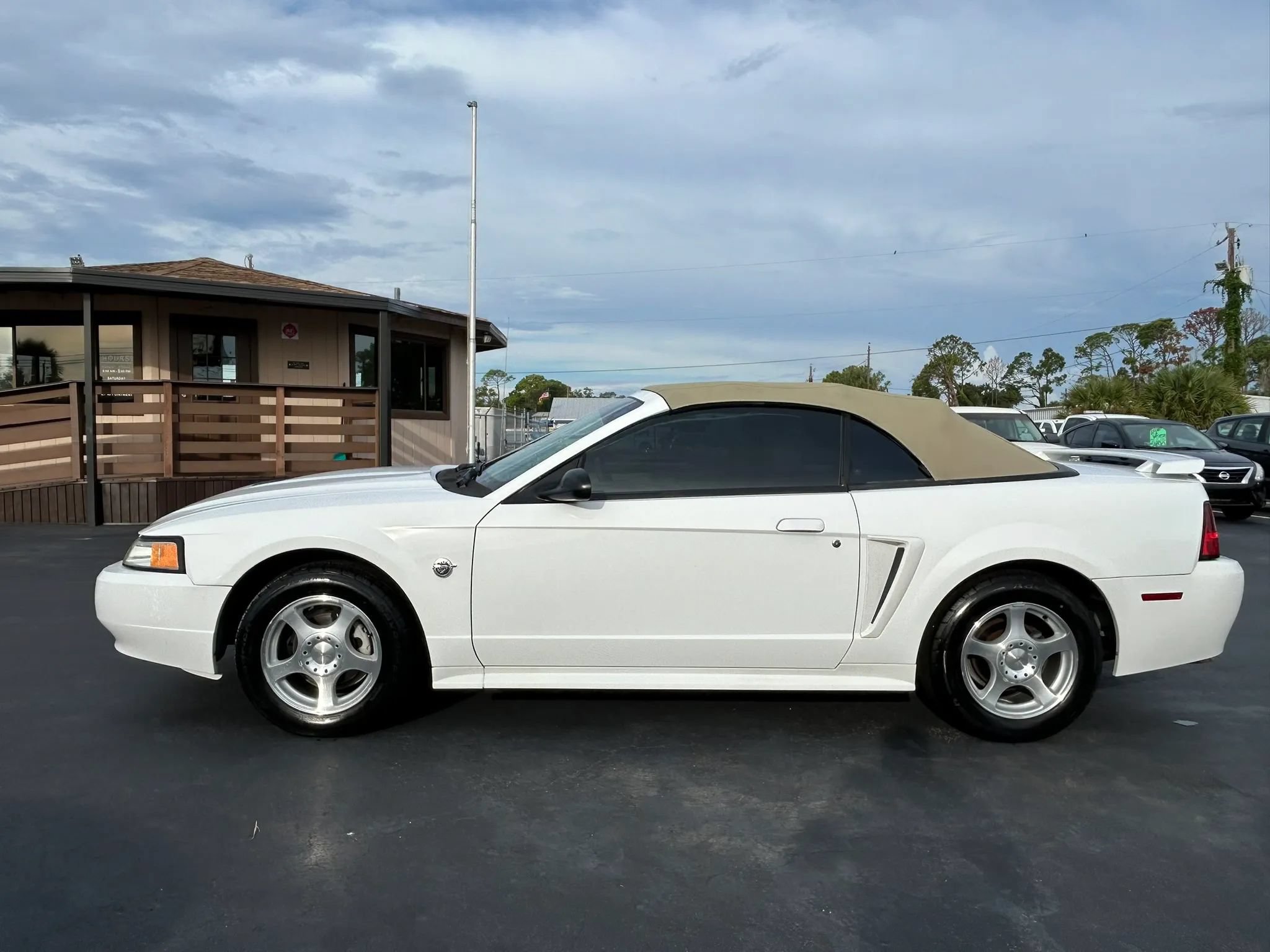 Used 2004 Ford Mustang Convertible RWD image 14