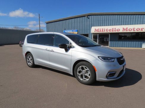 Used 2024 Chrysler Pacifica Limited w/ Trailer Tow Group FWD image 2