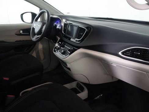 Used 2023 Chrysler Voyager LX image 23