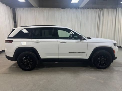 Used 2025 Jeep Grand Cherokee Altitude AWD/4WD image 3