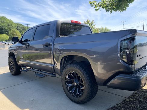 Used 2018 Toyota Tundra SR5 w/ SR5 Upgrade Package AWD/4WD image 8