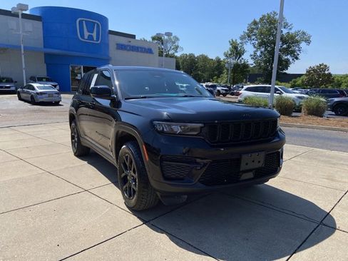 Used 2025 Jeep Grand Cherokee Altitude AWD/4WD image 2