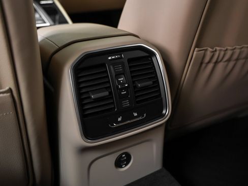 Certified 2026 Porsche Macan AWD/4WD image 36