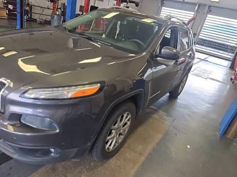Used 2016 Jeep Cherokee Latitude w/ Comfort & Sound Group AWD/4WD image 2