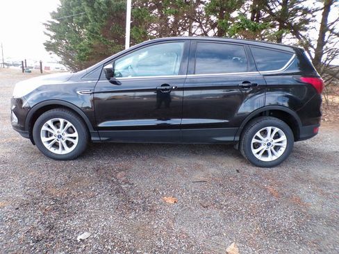Used 2019 Ford Escape SE image 2
