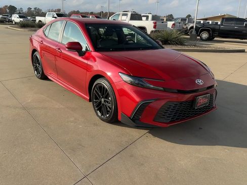 Used 2025 Toyota Camry SE image 3