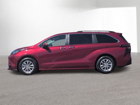 Certified 2026 Toyota Sienna XLE FWD image 10