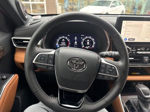 Used 2023 Toyota Highlander Platinum image 6