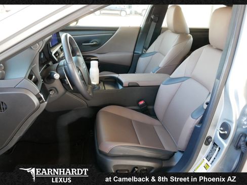 Used 2025 Lexus ES 300h w/ Premium Package image 2