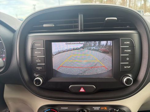 Used 2020 Kia Soul LX image 18