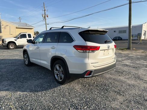 Used 2017 Toyota Highlander Limited image 3