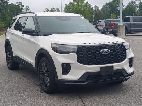 Certified 2025 Ford Explorer ST-Line AWD/4WD image 2