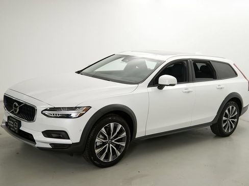 Certified 2025 Volvo V90 B6 Cross Country Plus AWD/4WD image 6