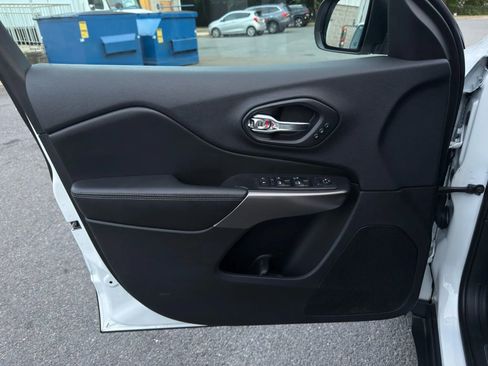 Used 2019 Jeep Cherokee Limited image 18