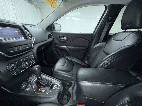 Used 2019 Jeep Cherokee Latitude Plus AWD/4WD image 22