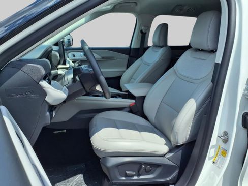 Used 2025 Ford Explorer Active w/ Active Comfort Package image 10